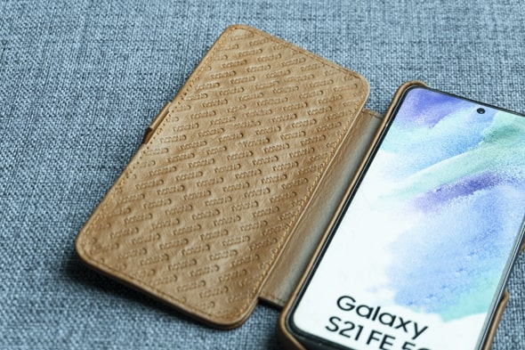 Samsung Galaxy S21 FE leather case