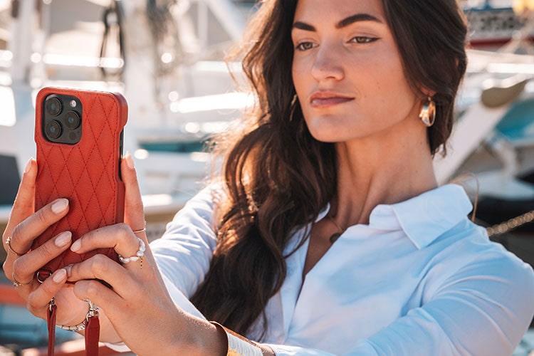 Capa Apple iPhone 16 Plus com alça para o ombro