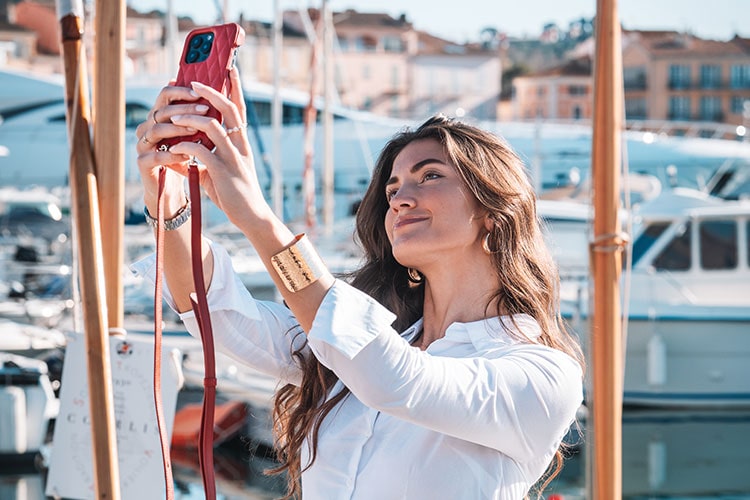 Capa Samsung Galaxy S25 com alça para o ombro