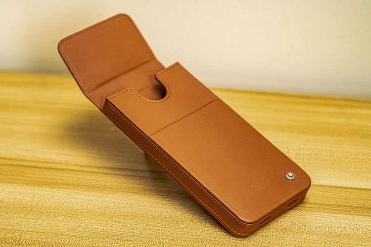 Apple iPhone 17 leather pouch