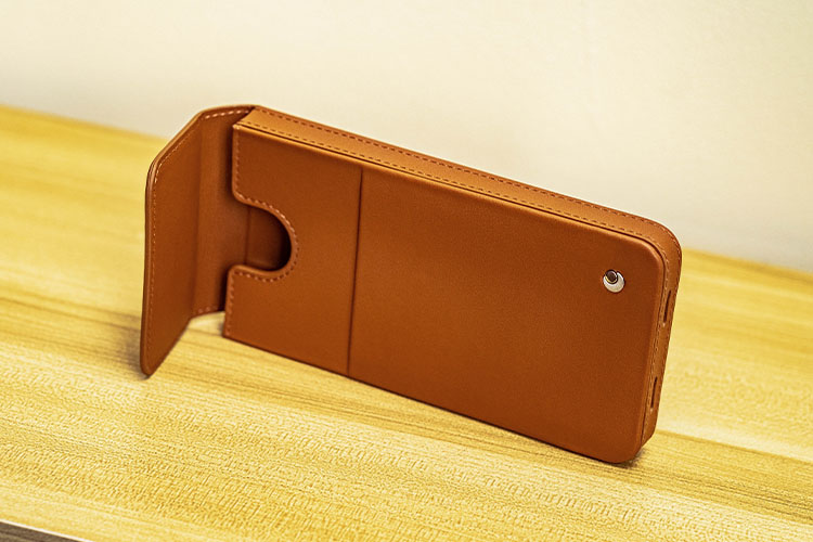 Apple iPhone 17 leather pouch