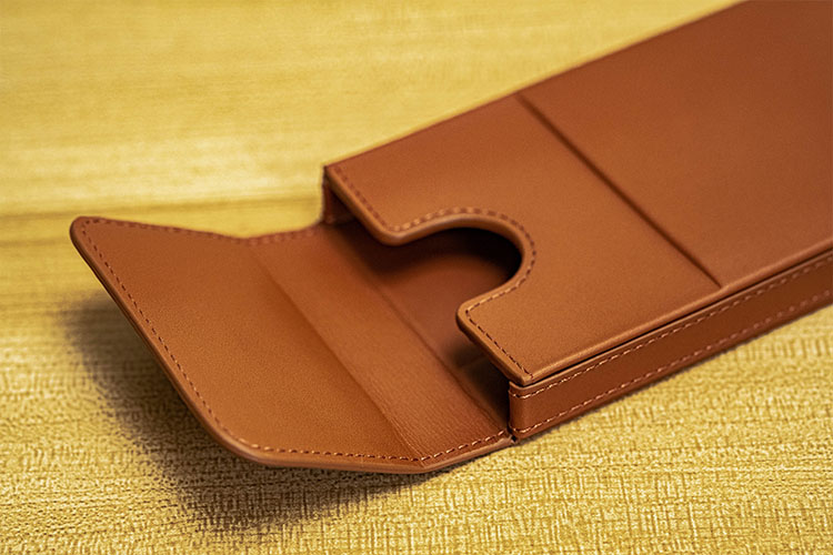 Apple iPhone 17 leather pouch