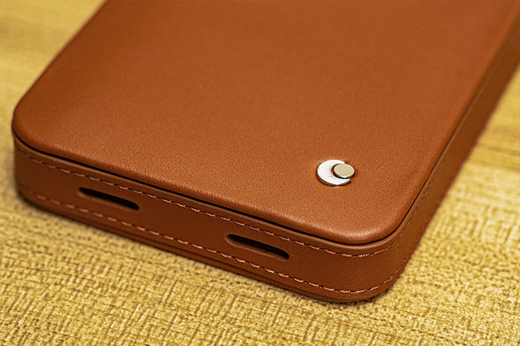 Apple iPhone 17 leather pouch