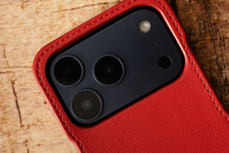 苹果 iPhone 17 Pro 外壳，带肩带