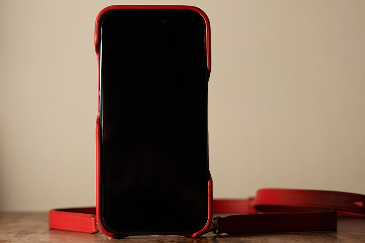 Carcasa Apple iPhone 17 Pro con bandolera