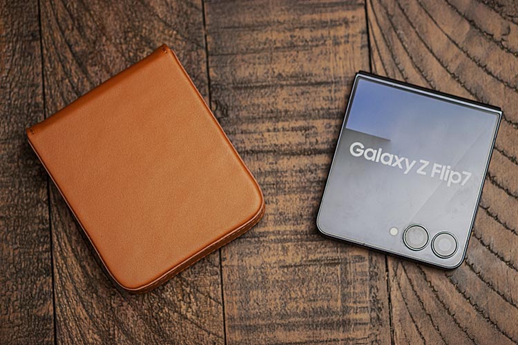 플랩이 있는 가죽 파우치 Samsung Galaxy Z Flip7